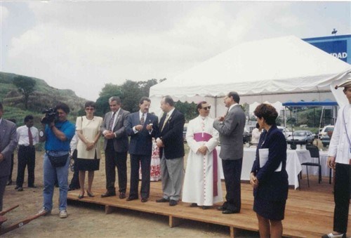 Colocación de la primera piedra sede central